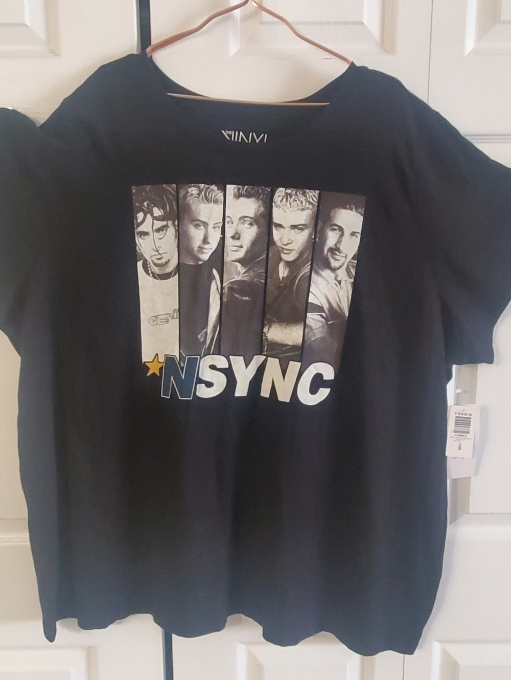 TORRID VINYL ICONS NWT SZ 5 28/ 30. BLACK " NSYNC" GRAPHIC BAND TSHIRT